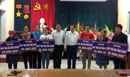 Đồng chí Bùi Thanh Nhân - Chủ tịch LĐLĐ tỉnh Bình Dương (thứ 5 bên phải) trao hỗ trợ 
